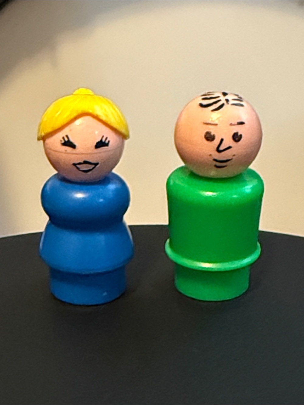 Vintage Fisher-Price Play Family Blue Mom & Green Dad Little People - Picture 1 of 5